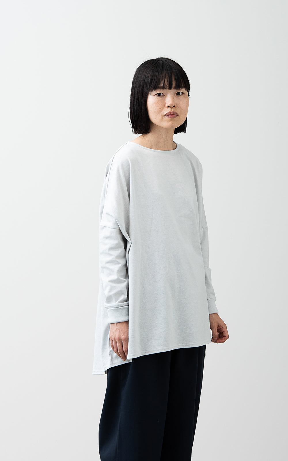 着るだけでサマになるクルーネックプルオーバー