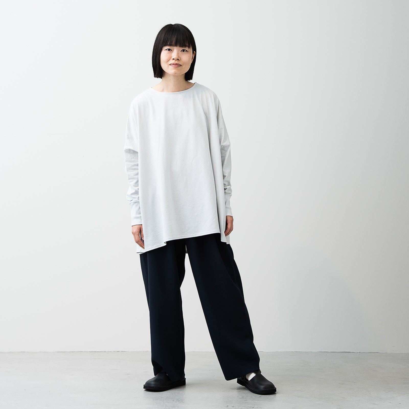 着るだけでサマになるクルーネックプルオーバー