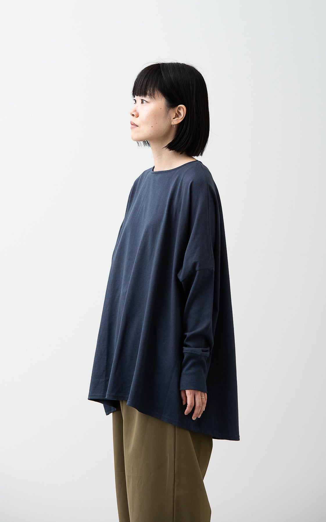 着るだけでサマになるクルーネックプルオーバー