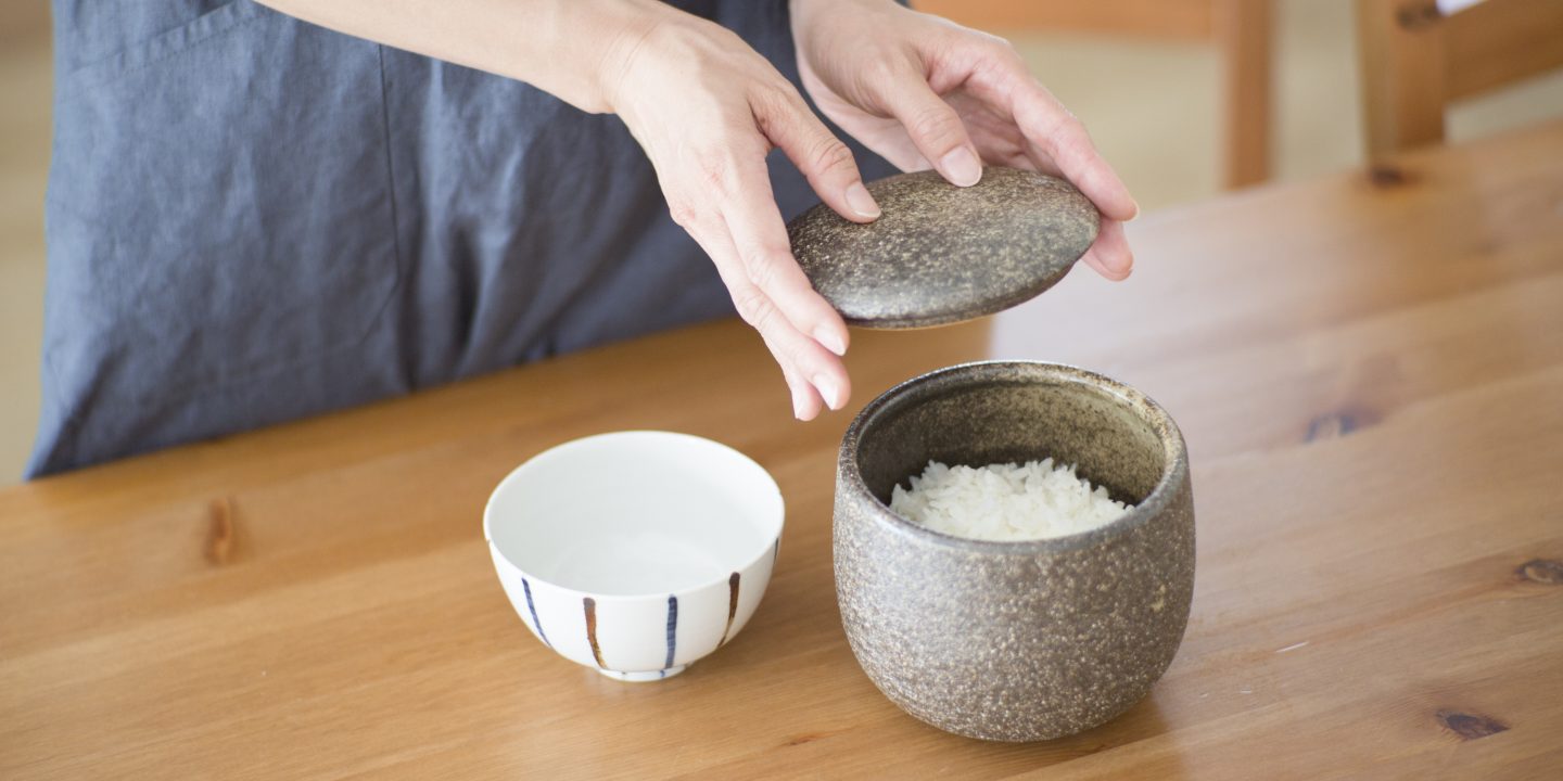 お米がふっくらモチモチになる、レンジOKの陶器のめしびつ。