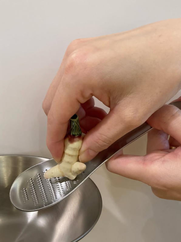 薬味をおろしてそのまま混ぜられる、「おろしスプーン」