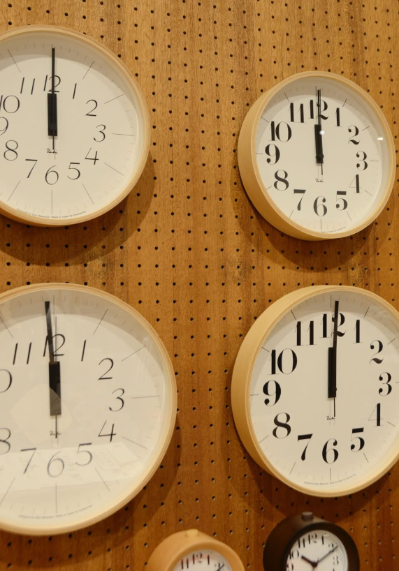 木目が美しいRIKI CLOCKのユニバーサル時計