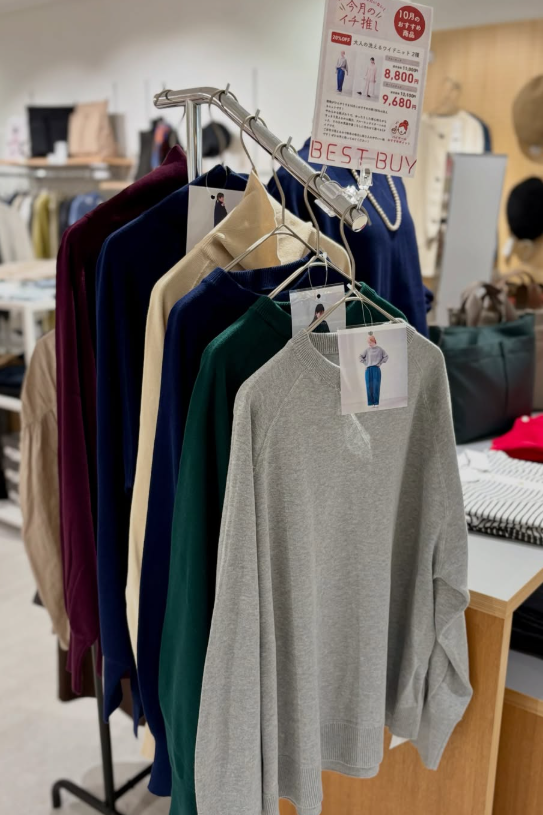 10月のバイヤーイチオシは、LIVING BASICの「大人の洗えるワイドニット」です。