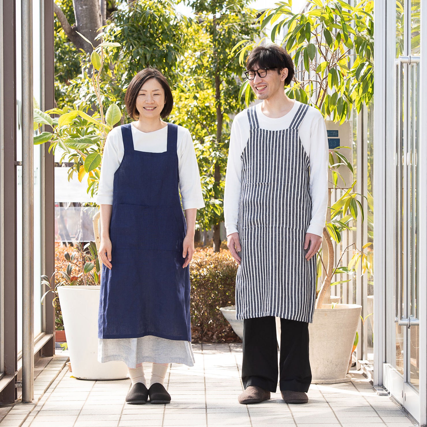 着姿も美しい、厚手のリトアニア産リネンを使ったエプロン。
