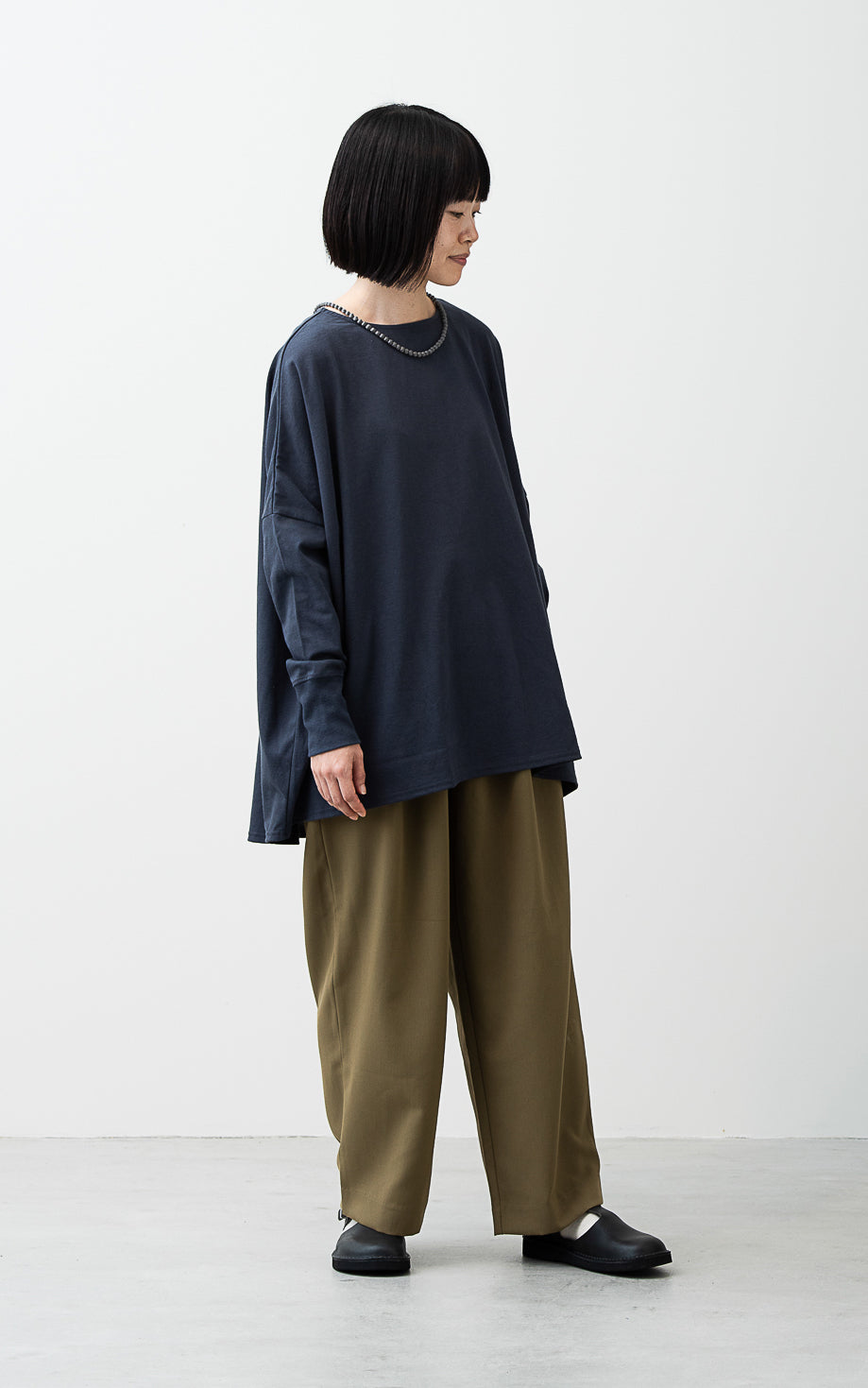 着るだけでサマになるクルーネックプルオーバー